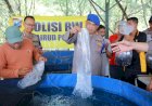 Dukung-Ketahanan-Pangan-Ditpolairud-Polda-Jatim-Beri-Bantuan-Ribuan-Bibit-Ikan-Lele