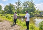 Polisi-Cinta-Petani,-Bhabinkamtibmas-Gedangan-Turun-Langsung-ke-Lahan-Sayuran-Terong-di-Sidoarjo