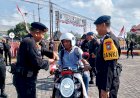 Sambut-Hari-Kemerdekaan-RI-ke---80-Brimob-Polda-Jatim-Berbagi-2000-Bendera-Merah-Putih-di-Pamekasan