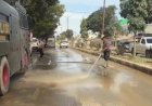 Minimalisir-Debu-Pasca-Banjir,-Polri-Lakukan-Pembersihan-dan-Penyiraman-Jalan-Protokol-Aceh-Tamiang