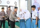 Kapolres-Jombang-Serahkan-Beasiswa-kepada-Putra-Putri-Pegawai-Negeri-Pada-Polri-Berprestasi