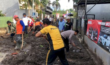 Sinergitas-Polres-Batu-Bersama-TNI-dan-Warga-Bersihkan-Lumpur-Akibat-Banjir-Lalulintas-Kembali-Lancar