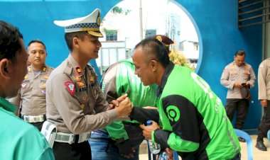 Tebar-Kepedulian,-Polresta-Malang-Kota-Ajak-Taruna-Akpol-Gelar-Bansos-untuk-Driver-Ojol-dan-Kamling-Udara