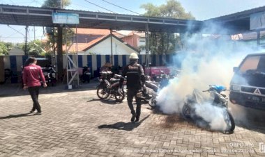Cegah-Demam-Berdarah,-Polres-Gresik-Gelar-Fogging-Serentak
