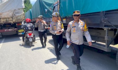 Polres-Jember-Mediasi-Warga-yang-Blokade-Jalan-Raya-Puger,-Arus-Lalulintas-Kembali-Normal