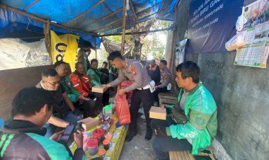 Gelar-Jumat-Berkah-Bersama-Driver-Ojek-Online-Polres-Ponorogo-Edukasi-Keselamatan-Berlalu-Lintas