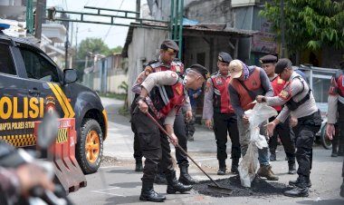 Harkamtibmas,-Polres-Situbondo-Patroli-Sambil-Tambal-Jalan-Berlubang