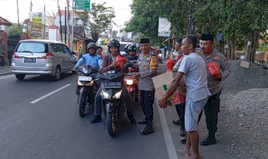 Polsek-Krian-Bagikan-Takjil-dan-Buka-Bersama-Abang-Becak