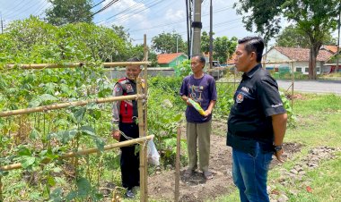 Personel-Polsek-Balongbendo-Berikan-Bantuan-Bibit-Jagung-kepada-Petani