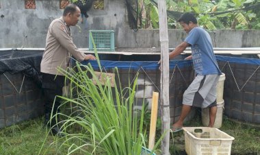 Bhabinkamtibmas-Desa-Jambangan-Dukung-Warga-Kembangkan-Budidaya-Lele,-Wujudkan-Swasembada-Pangan-Mandiri