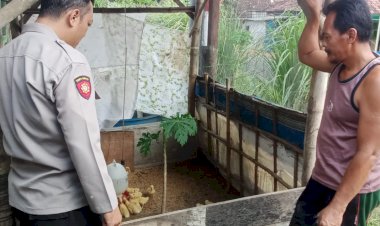 Anggota-Polsek-Tarik-Sambang-Desa-Ketahanan-Pangan-bersama-Peternak-Bebek