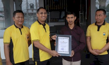 Kapolres-Blitar-Kota-Beri-Penghargaan-Kepada-Warga-yang-Bantu-Ungkap-Kasus-Pembakaran-Mobil