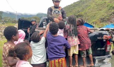 Personel-Ops-Damai-Cartenz-Sambangi-Anak-anak-di-Puncak-Jaya