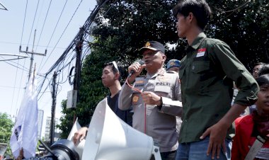 Kapolda-Jatim-Temui-Massa-Unras-Aliansi-BEM-Nusantara-di-Depan-Mapolda-Jawa-Timur