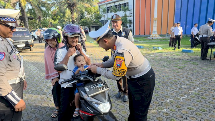 Operasi Patuh Semeru 2025 Polres Probolinggo Beri Hadiah Bagi Pengendara yang Tertib Lalu Lintas