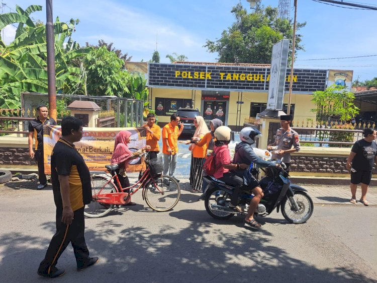 Polsek Tanggulangin Gandeng Komunitas Bagikan Makanan Jumat Berkah