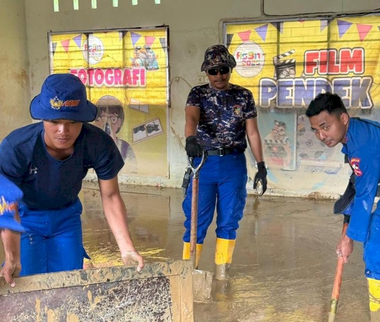 Korpolairud Baharkam Polri Lakukan Normalisasi Sekolah Terdampak Lumpur di Padang Pariaman