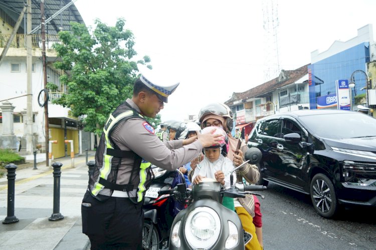 Operasi Keselamatan Semeru Polres Ponorogo Beri Hadiah Helm dan Cokelat Pengendara Tertib