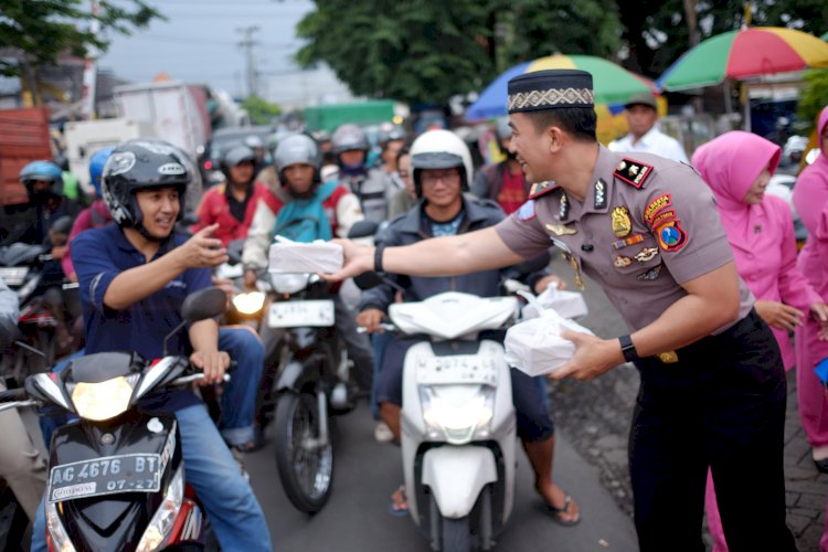 Kapolsek Taman Bersama Bhayangkari dan Anggota Polsek Taman Bagikan Takjil kepada Pengguna Jalan di Jl Raya Kalijaten