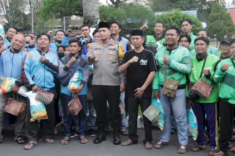 Sinergi Polres Bondowoso dan PKDI Hadirkan Senyum Ojol Saat Menjelang Berbuka